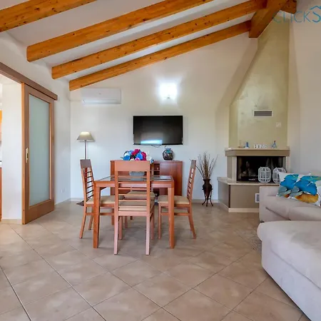 빌라 Clicksardegna Brionis Sea View, 7 Bedrooms, 5 Bathrooms And 3 Kitchens